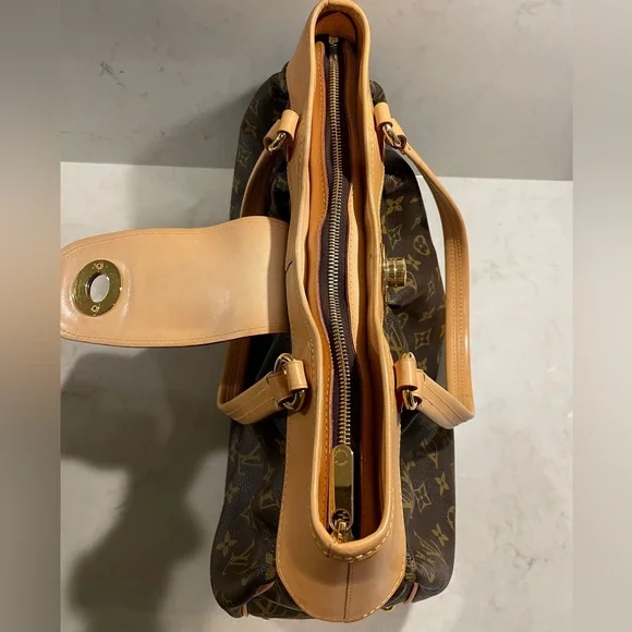 Louis Vuitton Purse - Picture 8 of 16